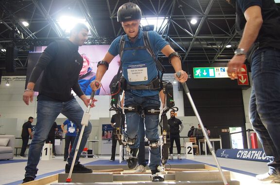 Niek lopende in de Symbitron+ Exoskeleton