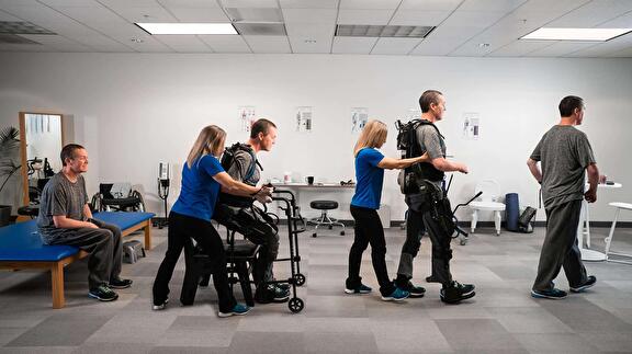 Lopen in een ekso medisch exoskelet