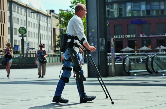 André lopende in de ReWalk 6.0